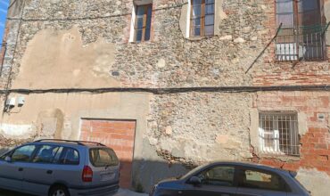 CASA DE PUEBLO DEL 1910 ESQUINERA MUY BIEN SITUADA