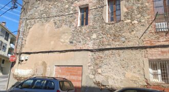 CASA DE PUEBLO DEL 1910 ESQUINERA MUY BIEN SITUADA